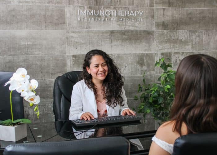 Un paciente de cáncer sonríe durante una sesión de seguimiento de telemedicina.