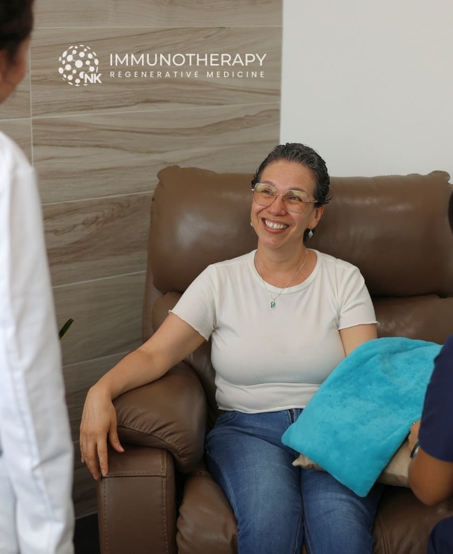 Female patient smiling during a personalized consultation at Immunotherapy NK Cancer Center – expert NK cell therapy in Puerto Vallarta