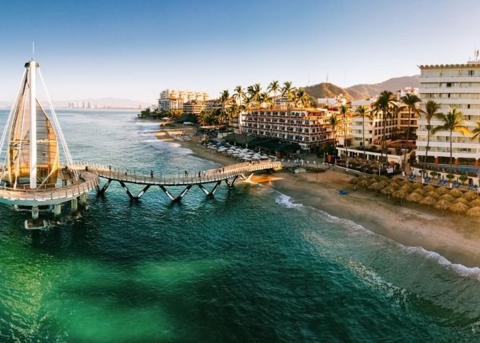 Paciente internacional llegando a Puerto Vallarta con equipaje, disfrutando de una experiencia de viaje sin estrés para la terapia regenerativa.