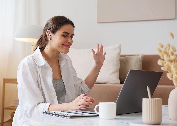 Paciente que tiene una cita de seguimiento virtual con un especialista por videoconferencia