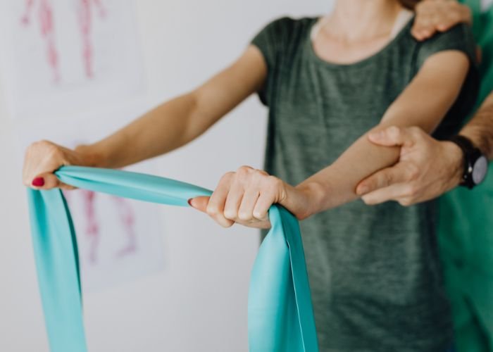 Un fisioterapeuta guía a una paciente con cáncer de cuello de útero en la rehabilitación del suelo pélvico con un dispositivo de ozonoterapia para la recuperación de la pelvis en México