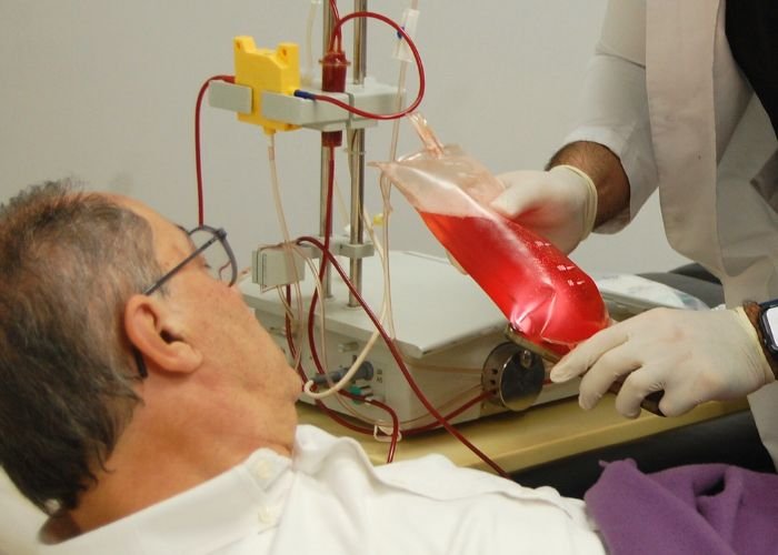 Montaje en tres partes de viales de péptidos, máquina de ozonoterapia y bebida desintoxicante para representar la sinergia del control tumoral multiángulo.