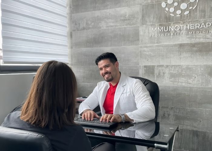 Hoja transparente de precios de inmunoterapia personalizada expuesta en un portapapeles con bolígrafo